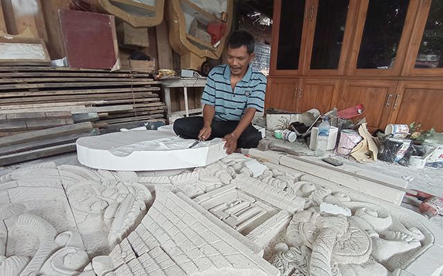 basuki-pak-rt-yang-jago-ukir-styrofoam