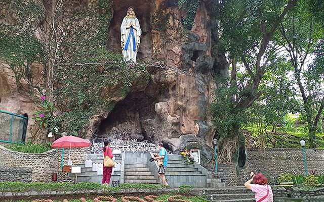 berdoa-di-depan-patung-bunda-maria