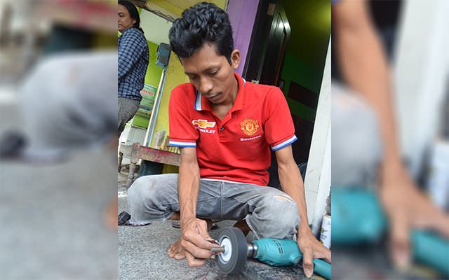 bikin-miniatur-bus-dan-truk-dari-barang-bekas