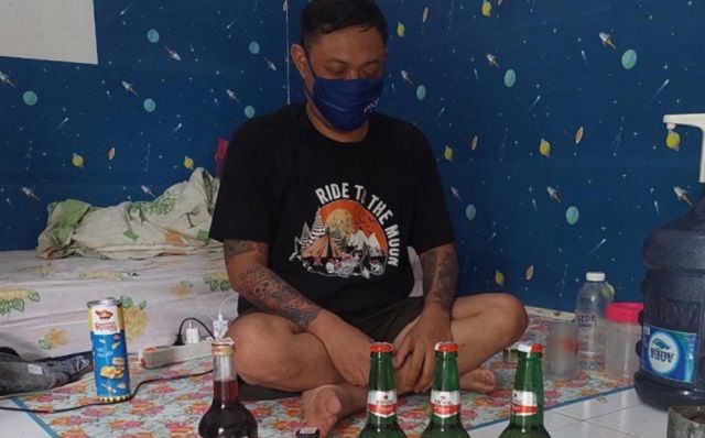 geledah-warung-sembako-polres-kediri-amankan-enam-botol-miras