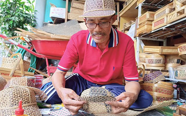 imam-suhadi-sulap-bambu-jadi-songkok-dan-topi-estetik