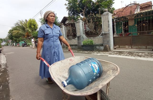 kehidupan-warga-bujel-belasan-tahun-manfaatkan-air-sumur-keruh