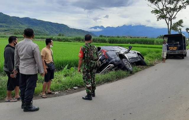 melaju-di-jalan-sempit-mobil-pajero-tercebur-parit-di-pesantren