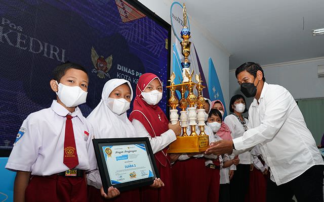mereka-jadi-bintang-di-lomba-kliping-kreatif-jawa-pos-radar-kediri-2