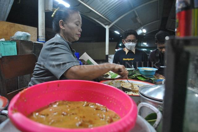 pecel-mbah-ngantuk-di-jalan-dermojoyo-kota-nganjuk