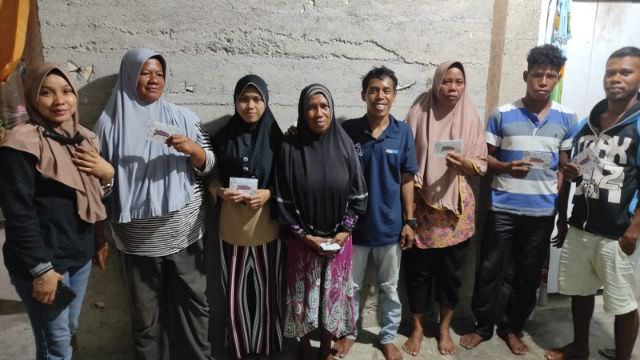 petugas-bri-tak-putus-asa-salurkan-bansos-hingga-ke-daerah-terpencil
