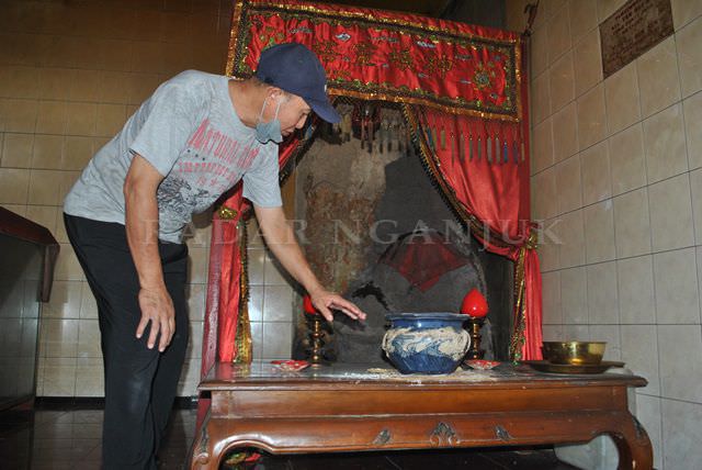 tinggi-hampir-dua-meter-jadi-jujugan-untuk-memohon