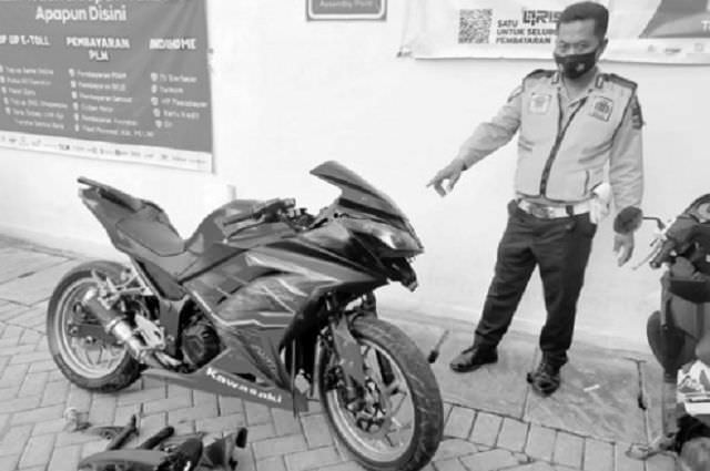 belok-kurang-hati-hati-motor-ninja-tabrak-tossa-di-mojoroto