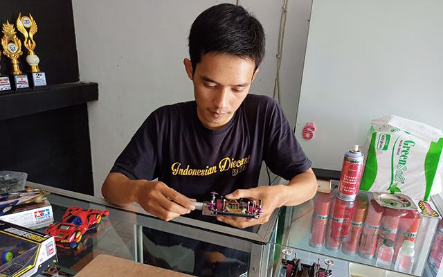 berawal-dari-hobi-ferri-kristiawan-buka-toko-mini-4wd