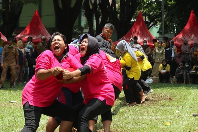 kang-marhaen-ikut-lomba-permainan-tradisional-di-alun-alun-nganjuk