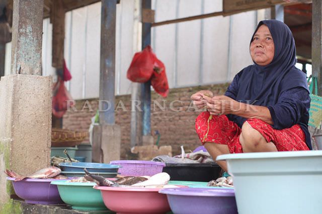 pasar-ikan-di-baduk-tanjunganom-hanya-ramai-sabtu-dan-minggu