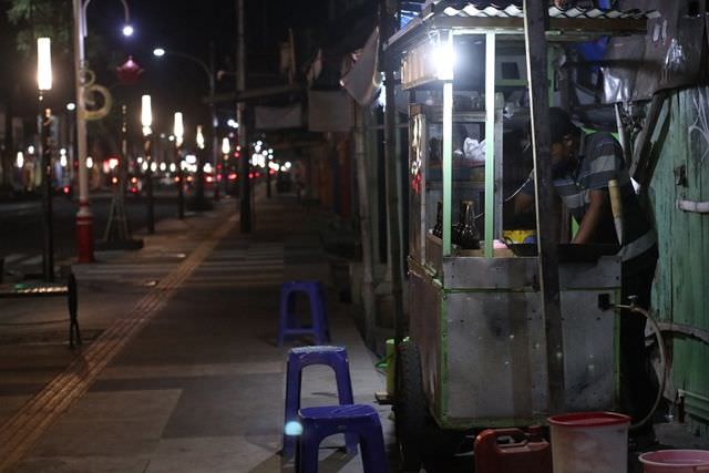 pedagang-kaki-lima-di-jalan-a-yani-sepi-pembeli