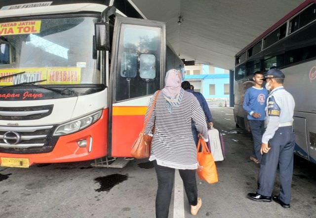 penumpang-akap-di-terminal-tamanan-turun