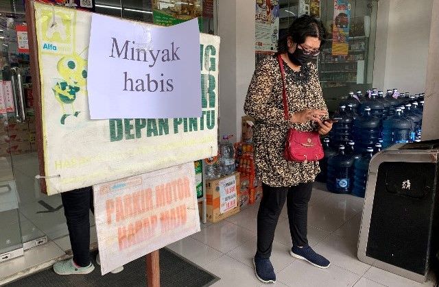 polisi-tertibkan-konsumen-berebut-migor-di-mojoroto