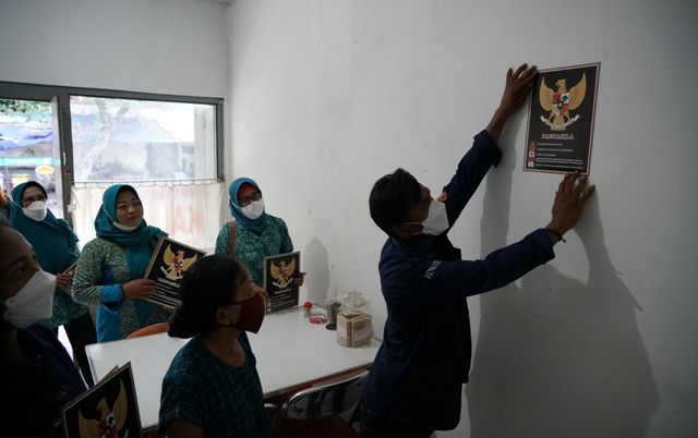 pupuk-nasionalisme-karangtaruna-di-pakelan-tempel-poster-garuda