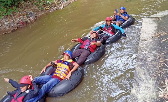 telusuri-hutan-tropis-dengan-river-tubing