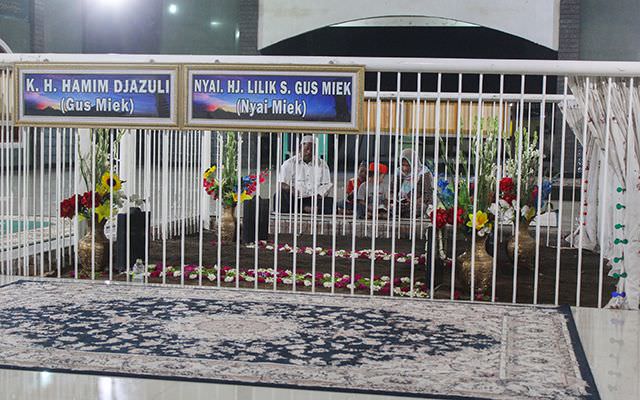 berziarah-ke-makam-aulia-di-kediri