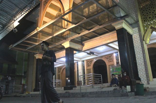 berziarah-ke-makam-aulia-di-kediri