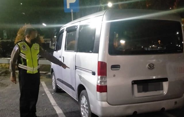 gagal-menyalip-mobil-serempet-sepeda-motor-di-kepung