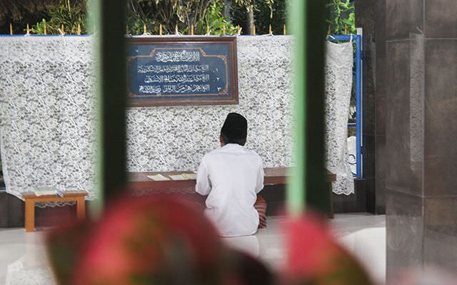 gus-miek-ubah-bait-syair-pemujaan-makam-mbah-ageng