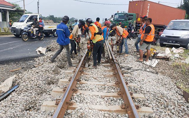 perbaikan-rel-kereta-api-bikin-macet-di-baron
