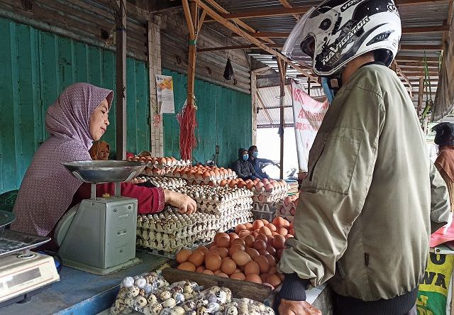 permintaan-berkurang-harga-telur-di-pasar-setonobetek-mulai-turun