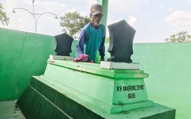peziarah-di-makam-dermojoyo-paling-ramai-hari-jumat