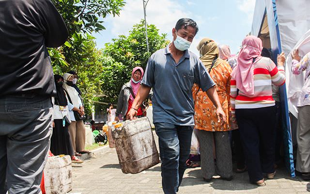 ratusan-warga-rela-antre-4-jam-untuk-beli-minyak-murah