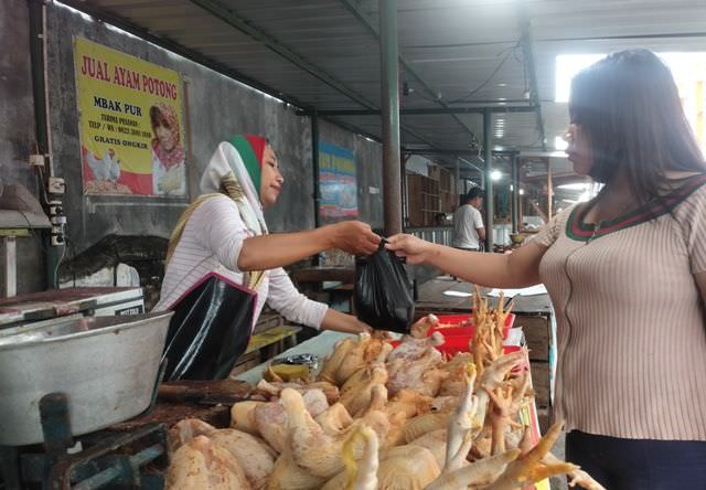 stok-minim-harga-daging-ayam-di-pasar-setonobetek-naik
