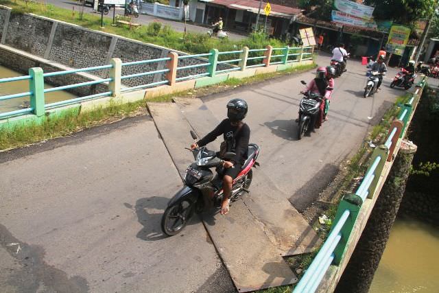 jembatan-kecubung-ambles-truk-bermuatan-dilarang-melintas