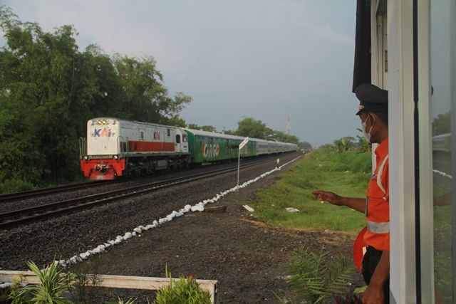puluhan-ribu-orang-padati-stasiun-kertosono