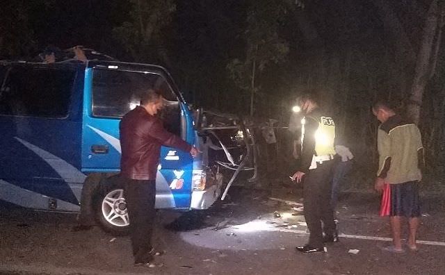 tabrak-truk-mogok-di-gurah-dua-penumpang-minibus-meninggal