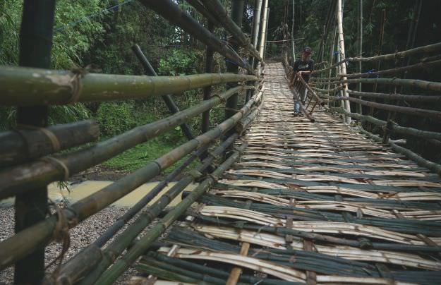 warga-ngadi-siapkan-jembatan-sesek