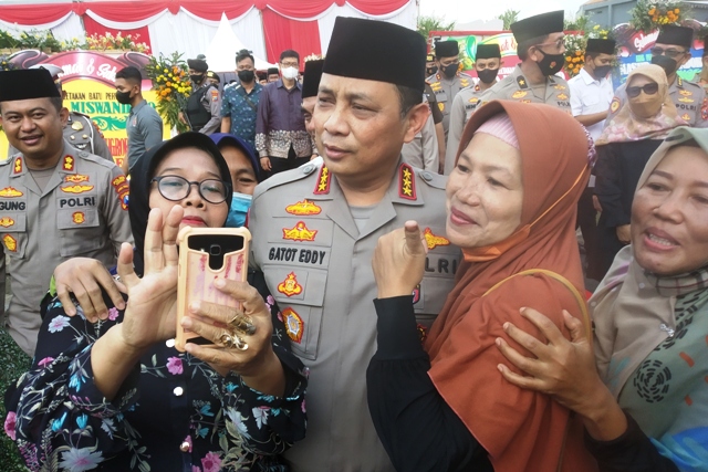 RAMAH: Wakapolri Komjen Gatot Eddy Pramono melayani ibu-ibu yang mengajak foto bersama usai peletakan batu pertama pembangunan Masjid Miswandoko di Desa Purwokerto, Kecamatan Ngadiluwih kemarin. (Foto: Ilmidza Amalia Nadzira)