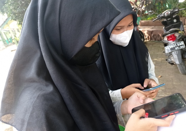 LANJUT SEKOLAH: Calon siswa baru mengakses informasi PPDB SMA/SMK negeri akan dibuka serentak pada Senin (20/6) melalui gawainya. (Rekian/JPRK)