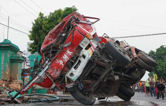 NAHAS: Truk tangki air milik PMK Kabupaten Kediri mengalami kecelakaan di Jalan Desa/Kecamatan Pagu sore kemarin. Kendaraan terguling saat akan memadamkan kebakaran di Dusun Kranggan, Desa Nambaan, Kecamatan Ngasem. (Habibah A. Muktiara/JPRK)
