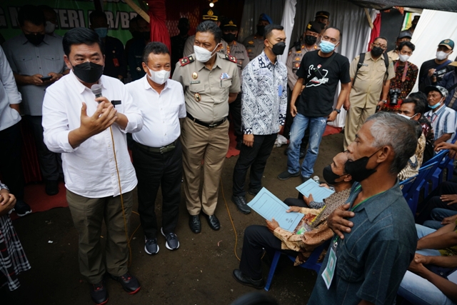 SERAP ASPIRASI: Menteri ATR/BPN Hadi Tjahjanto berdialog dengan warga yang bekerja menggarap lahan di Dusun Mangli, Desa/Kecamatan Puncu. Dalam kunjungannya ke Kediri kemarin, dia menegaskan akan memberantas mafia tanah. (Foto: Wahyu Adji)