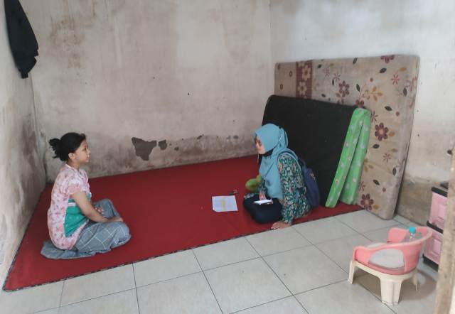 VERIFIKASI: Panitia PPDB SMKN 1 Ngasem melihat kecocokan data siswa yang mendaftar jalu afirmasi siswa tidak mampu (23/6). (SMKAN 1 NGASEM FOR JPRK)