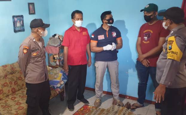 OLAH TKP: Petgas Polsek Pare dan Tim Inafis Polres Kediri memeriksa jenazah warga yang gantung diri di Desa Sidorejo, Kecamatan Pare kemarin. (POLSEK PARE for JPRK)