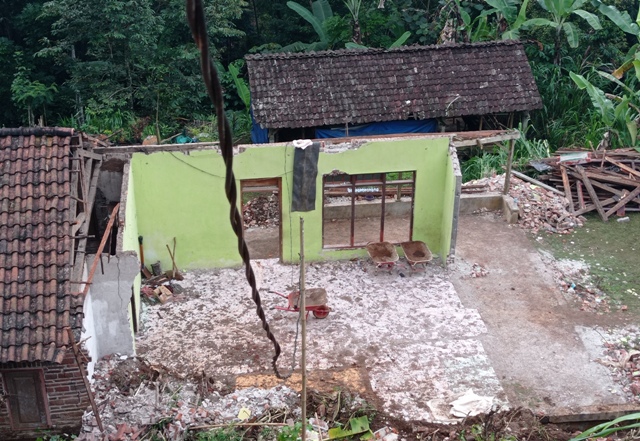 TINGGAL PUING: Kondisi rumah keluarga Selamet yang terdampat  bencana tanah longsor hanya tersisa dinding pintu dan jendela di Desa Jugo, Kecamatan Mojo. (Rekian/JPRK)