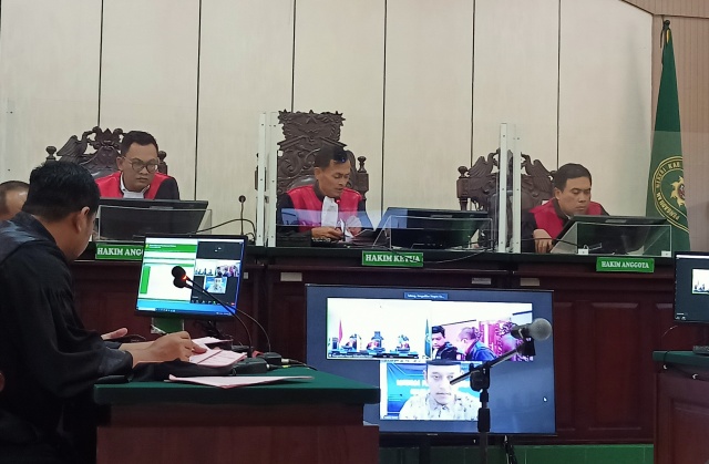 TERIMA PUTUSAN: Soni Agus Triyan Saputra mendengarkan vonis majelis hakim melalui layar monitor di Pengadilan Negeri Kabupaten Kediri kemarin. (Habibah A. Muktiara/JPRK)