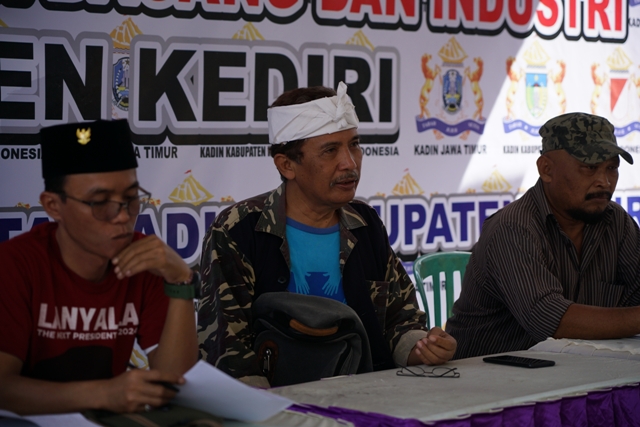 BEBER TEMUAN: Ketua Tim Investigasi Gedung Kantor Kadin Kabupaten Kediri Abu Muslich menerangkan hasil investigasi. (Foto : Wahyu Adji)