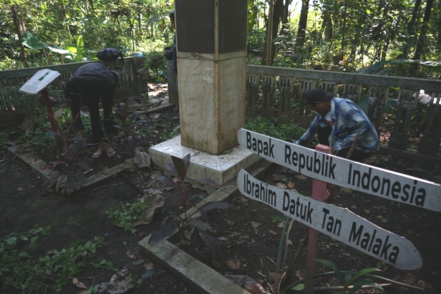 PEDULI: Para anggota komunitas peduli sejarah membersihkan tugu Tan Malaka di Desa Petok, Kecamatan Mojo (2/6). (Wahyu Adji/JPRK)