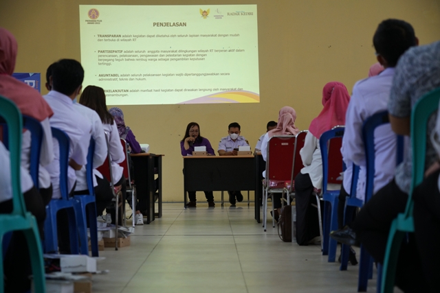 SUDAH DIMULAI: Sejumlah lurah mengikuti sosialisasi Prodamas Plus Award 2022 di Kantor Kelurahan Setonopande, kemarin pagi (8/6). (Foto: Wahyu Adji)