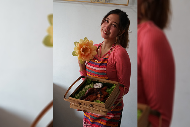 RESEP DARI IBU: Faiqotul Rosidah membawa hidangan olahannya yang dimasak di rumah, Desa Kwadungan, Kecamatan Ngasem. (Foto: Habibah A Muktiara)
