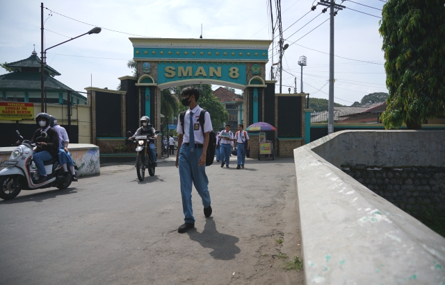 JADI JUJUKAN: Sejumlah siswa SMAN 8 bersiap pulang. Minggu depan, salah satu SMA negeri di Kota Kediri itu membuka pendaftaran. (Wahyu Adji/JPRK)