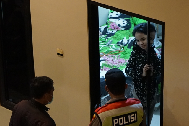CEK KTP: Petugas gabungan dari satpol PP, polisi, dan TNI mengecek KTP penghuni tempat kos di Mojoroto dalam razia Minggu (11/6) malam. (Foto: Habibah A. Muktiara)