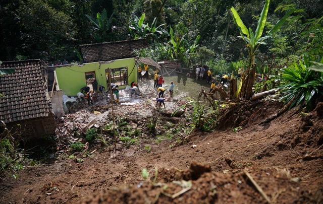 TERTUTUP TANAH: Tiga rumah di Desa Jugo, Kecamatan Mojo yang terkena longsor akibat ambrolnya bronjong penahan tanah. (Wahyu Adji/JPRK)