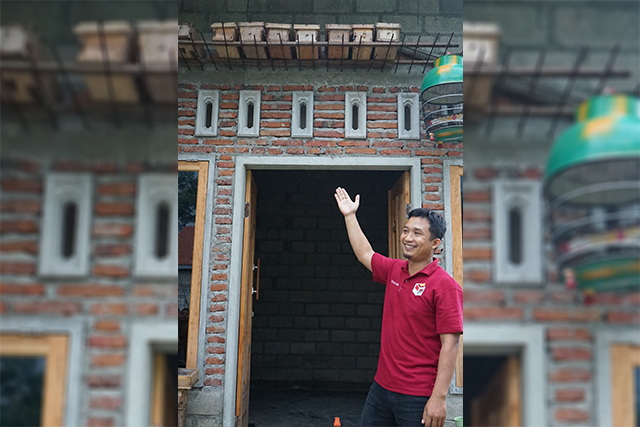 TELATEN : Arif memperlihatkan kotak lebah klanceng miliknya kemarin (Foto: Habibah A. Muktiara)