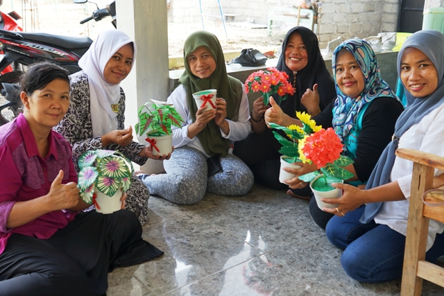 KREATIF : Ibu-ibu dari Dusun Sumberagung memamerkan karya dari limbang plastis ketika mengikuti lomba dalam rangka Hari Lingkungan Hidup beberapa waktu lalu. (Foto: Habibah A. Muktiara)
